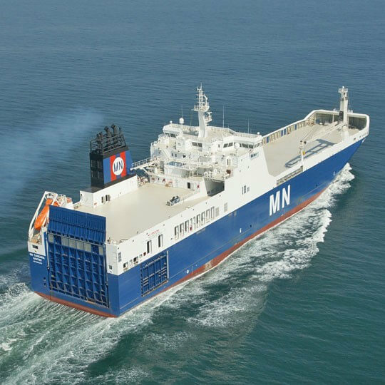 Navire roulier porte conteneurs MN Tangara : adapté aux besoins de la Défense Nationale